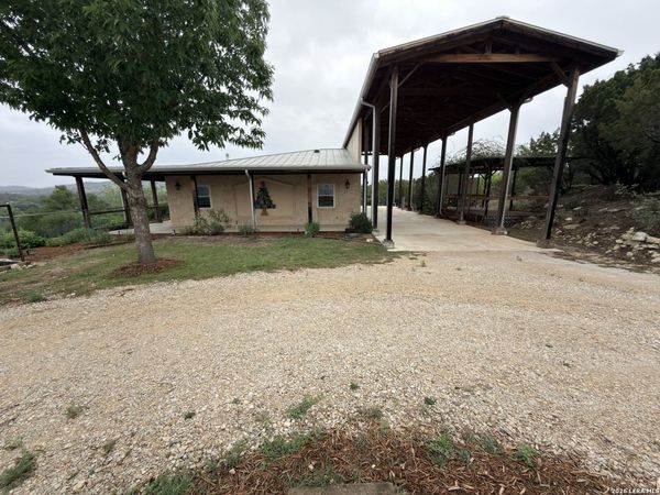 499 Saddleback Ridge Trl, Bandera, TX 78003