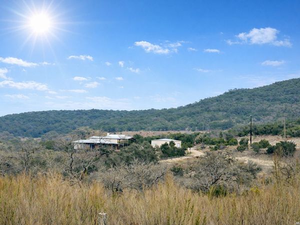 499 Saddleback Ridge Trl, Bandera, TX 78003