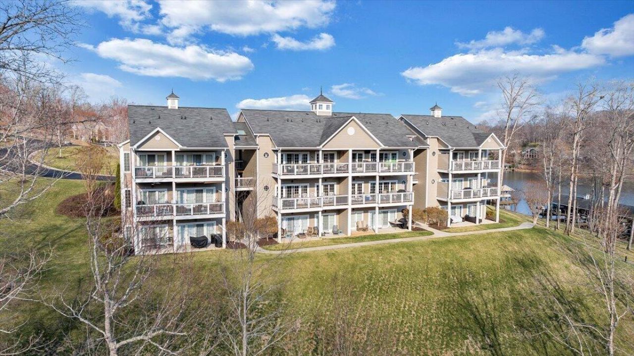 300 S Pointe Shore Dr, Unit 411, Moneta, VA 24121 Main Photo
