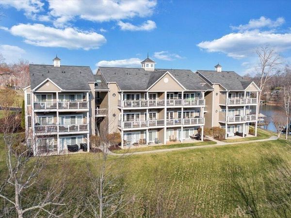 300 S Pointe Shore DR, Unit 411, Moneta, VA 24121