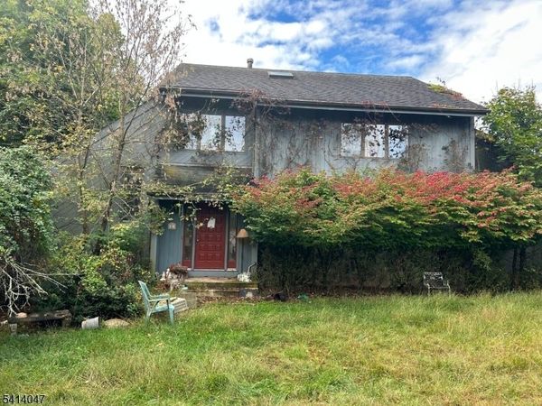 6 Firethorn Dr, Holland, NJ 08848