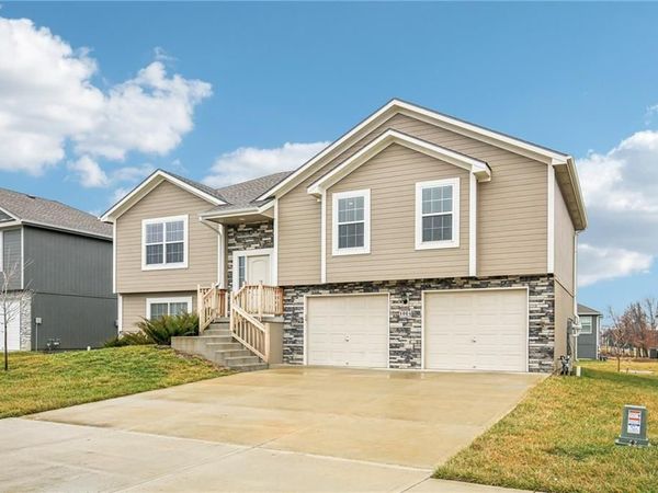 1004 NW High View Drive, Grain Valley, MO 64029