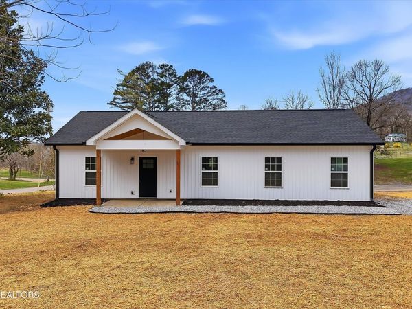 211 Morris St, Harriman, TN 37748