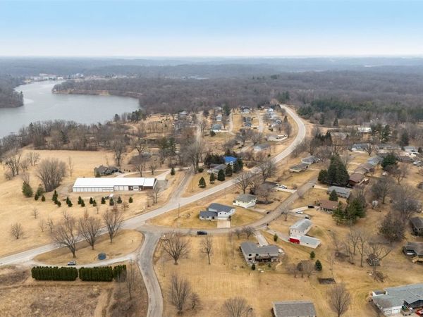 301 Lake View Drive NE, Solon, IA 52333