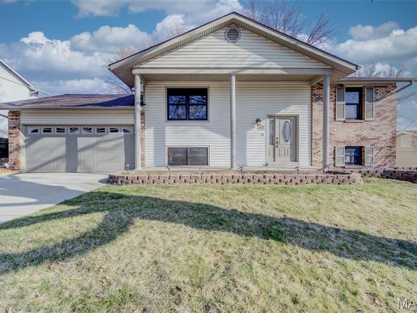 12 Voyager Drive, St Peters, MO 63376