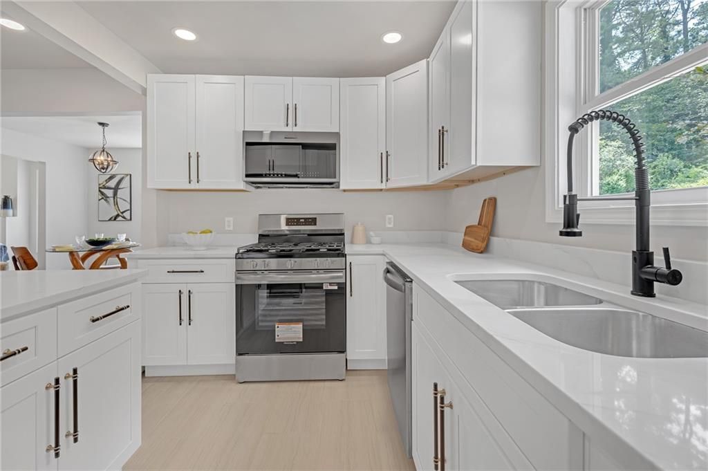 656 S Elizabeth Place Nw, Atlanta, GA 30318 Main Photo