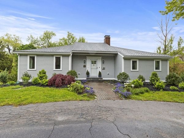 4 Cushing St, Hingham, MA 02043