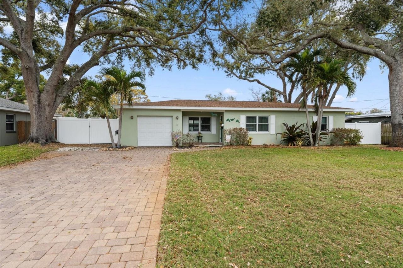 1339 Russell Drive N, Saint Petersburg, FL 33710 Photo