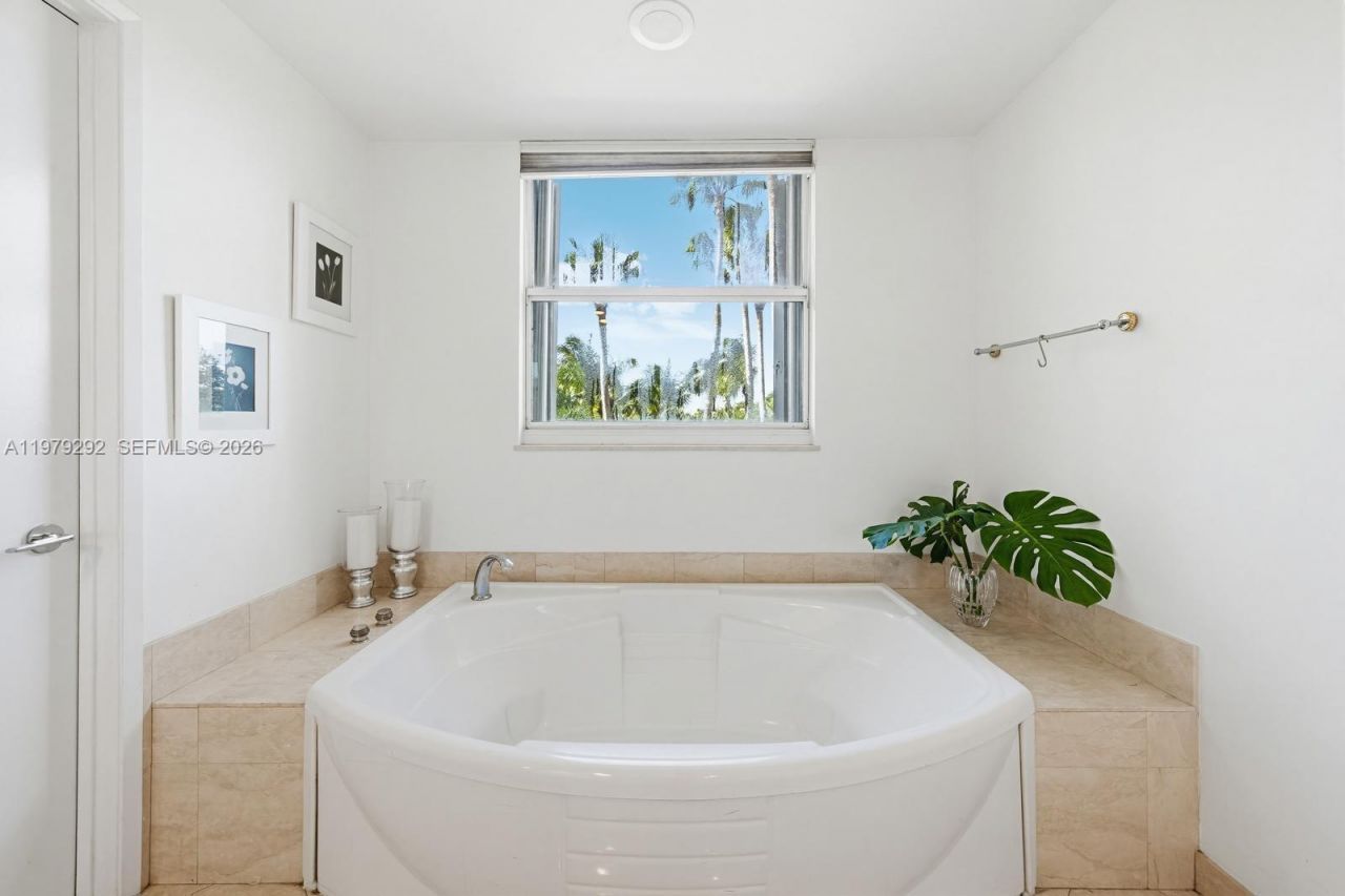 701 Crandon Blvd, Unit 302, Key Biscayne, FL 33149 Photo