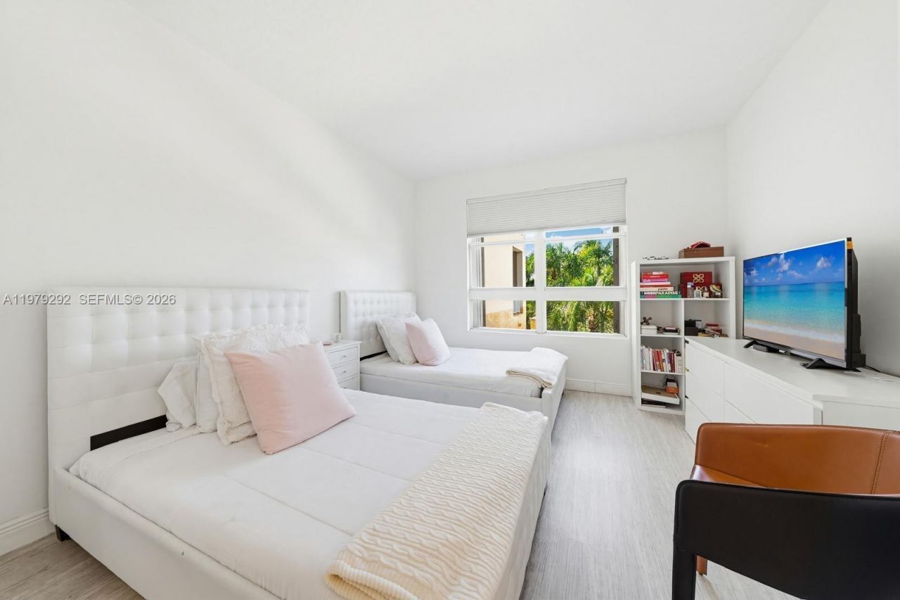 701 Crandon Blvd, Unit 302, Key Biscayne, FL 33149 Photo