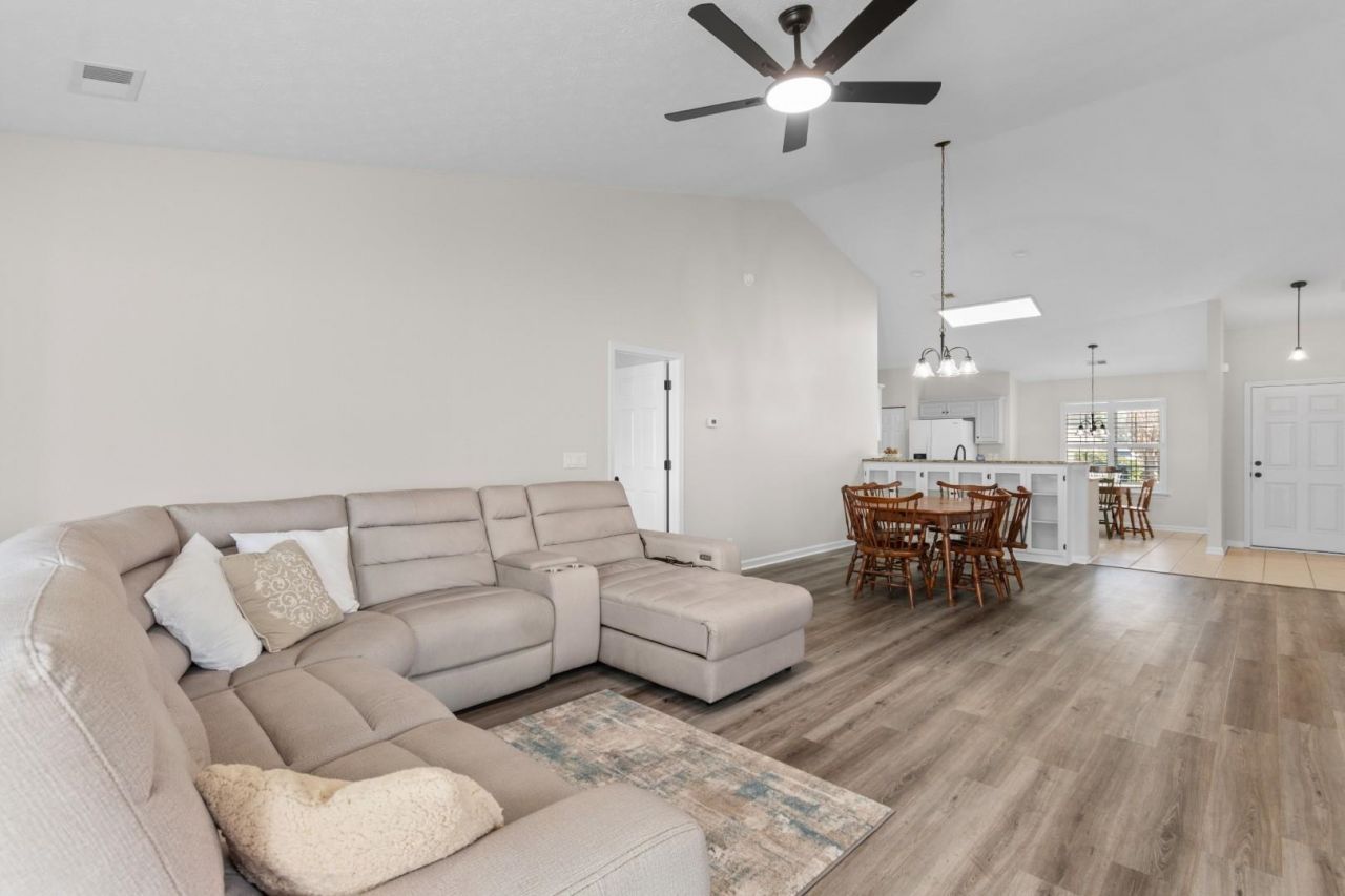 2423 Glen Dr. Photo 11