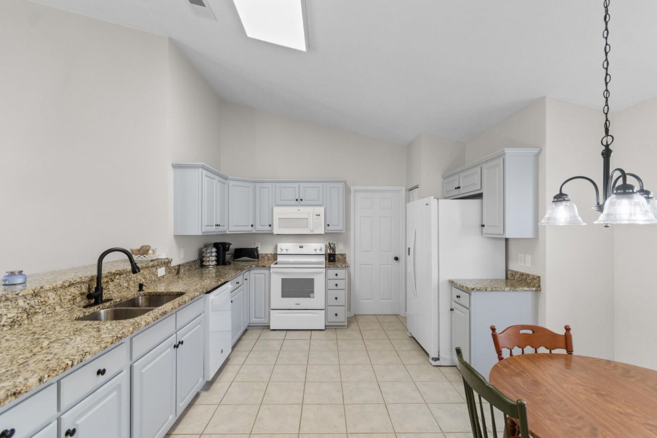 2423 Glen Dr. Photo 4