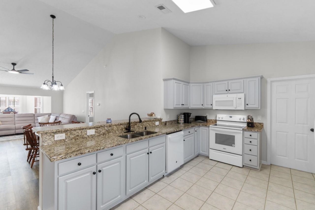 2423 Glen Dr. Photo 5