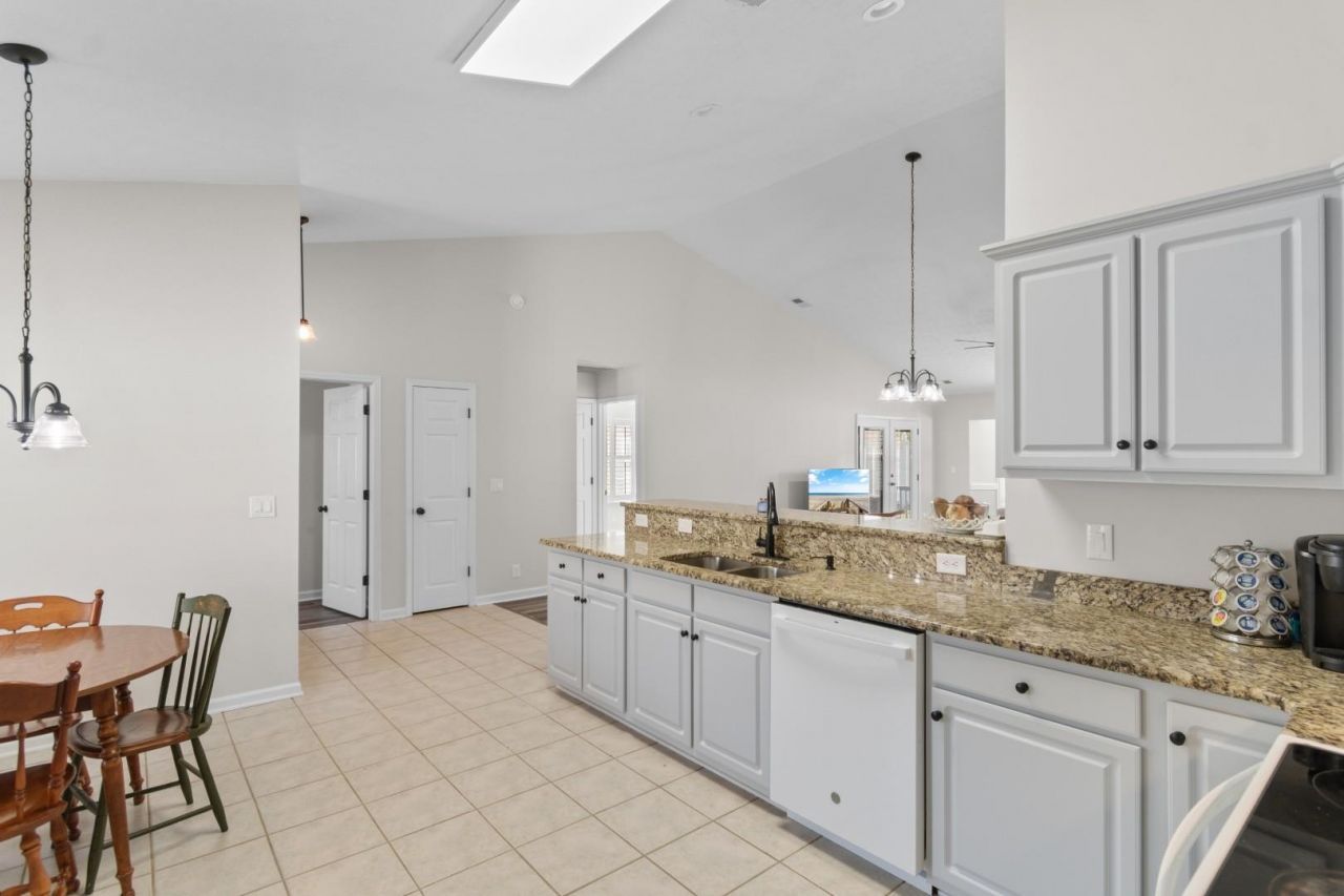 2423 Glen Dr. Photo 6