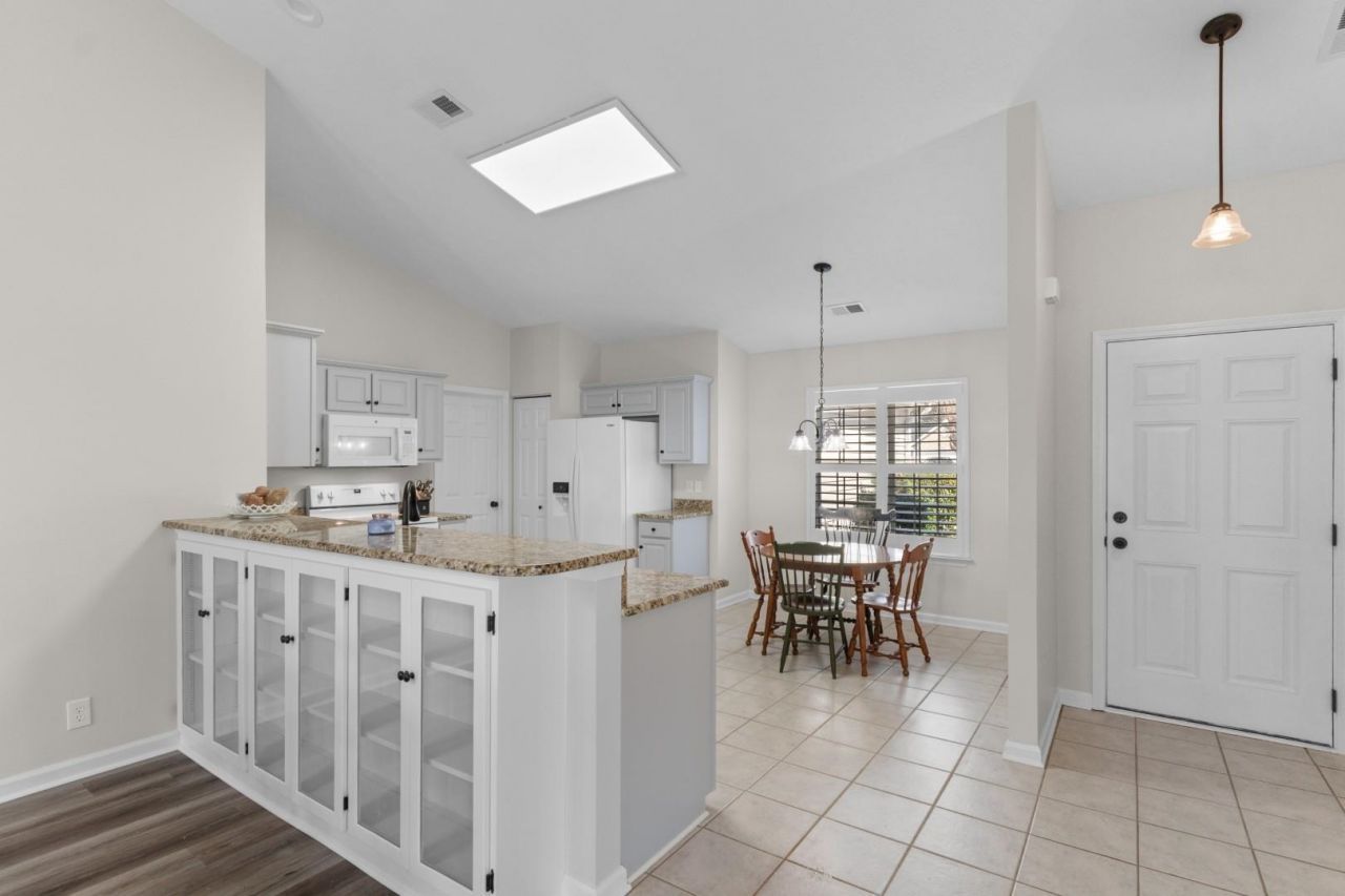 2423 Glen Dr. Photo 7