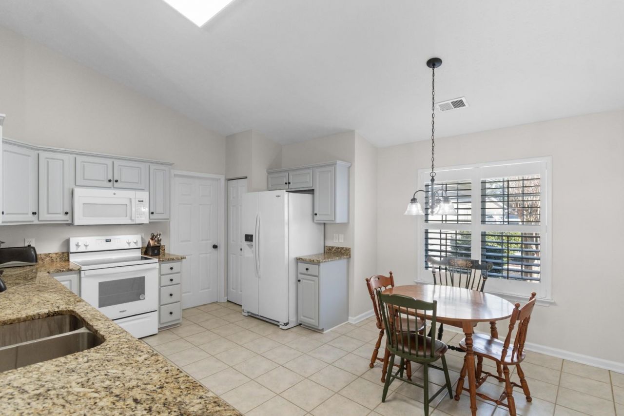 2423 Glen Dr. Photo 8