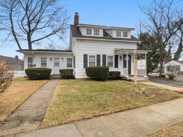 64 Broadway , Amityville, NY 11701