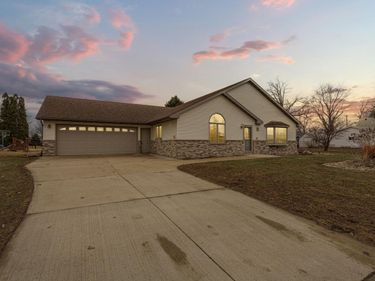 216 3rd Street NE, New Richland, MN 56072