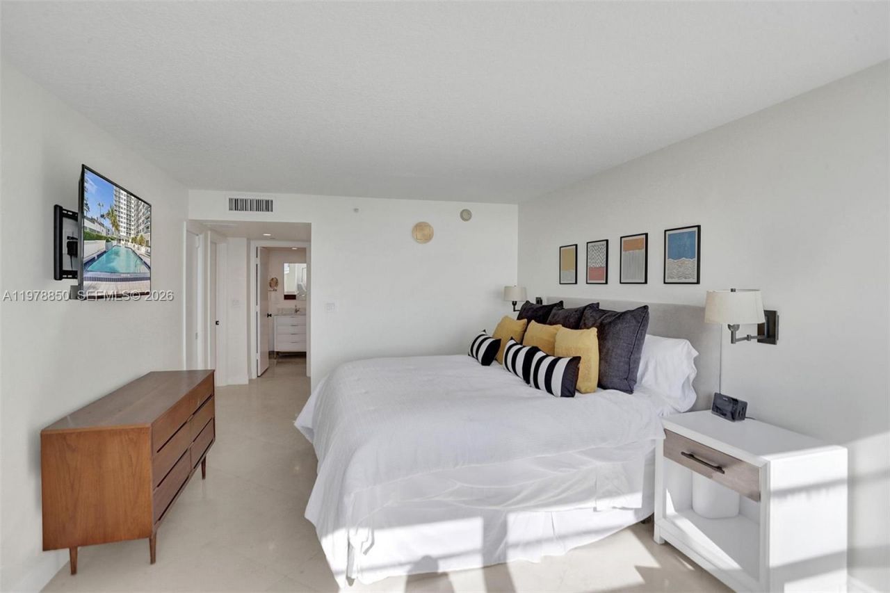 6917 Collins Ave, Unit 915, Miami Beach, FL 33141 Photo