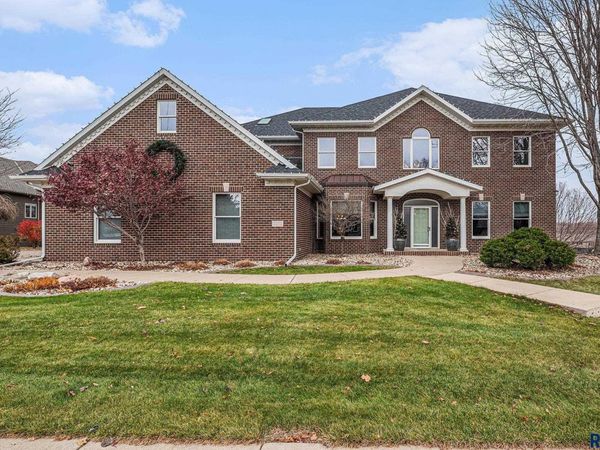 2212 W Cherrywood Cir, Sioux Falls, SD 57108