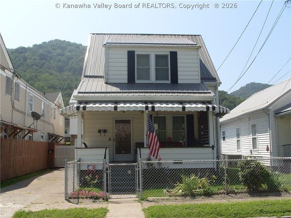 717 5th Avenue, Montgomery, WV 25136