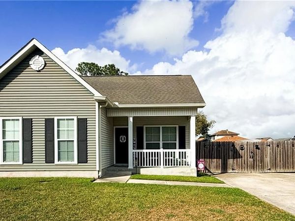 2740 VILLAGE Court , Marrero, LA 70072