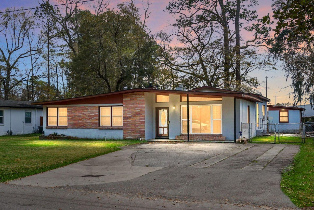 1449 S Sherwood Drive Photo 1