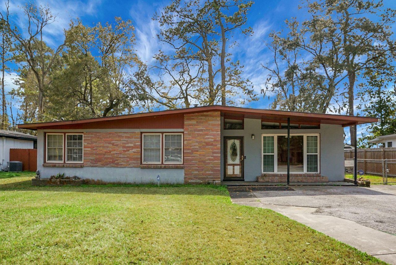 1449 S Sherwood Drive Photo 2