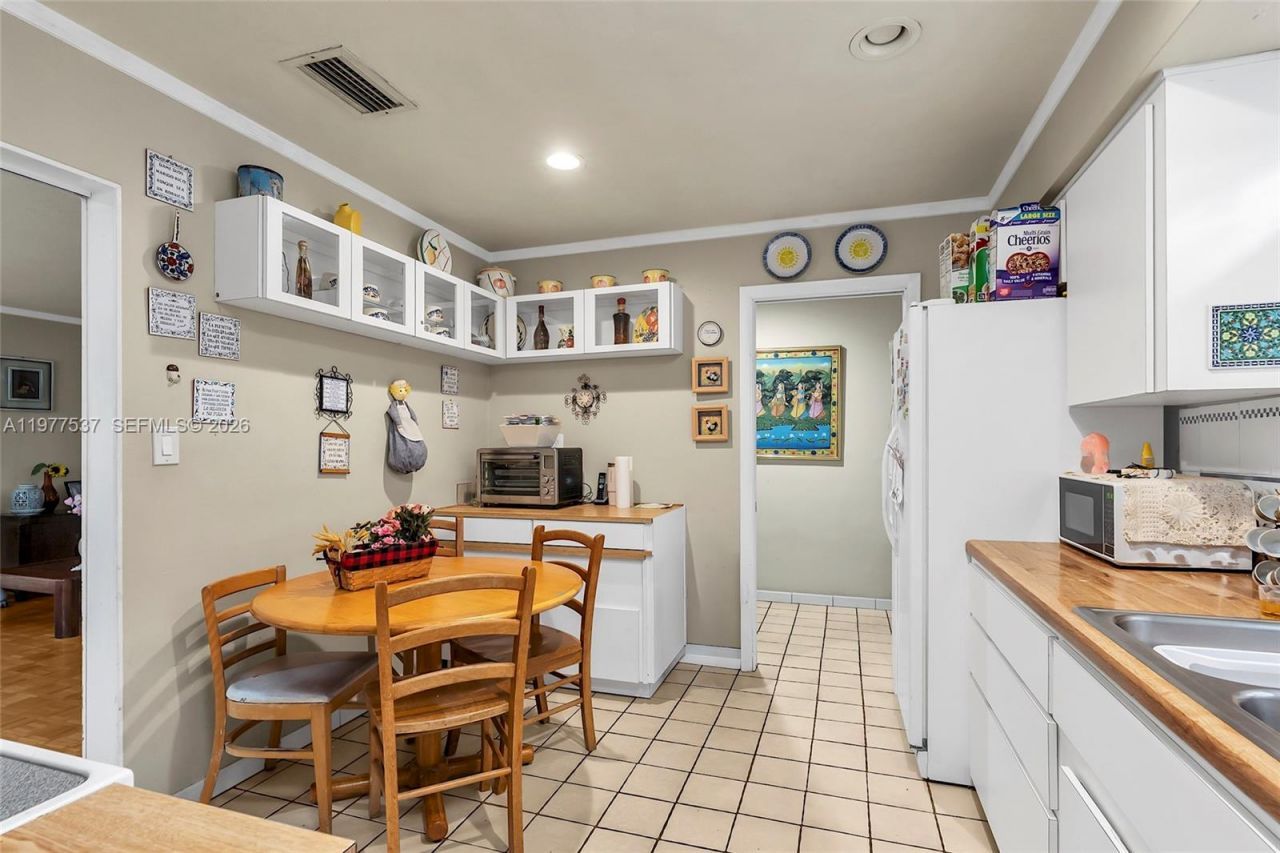 9011 SW 18th Ter, Miami, FL 33165 Photo