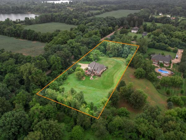 575 E Maple Road, Milford, MI 48381