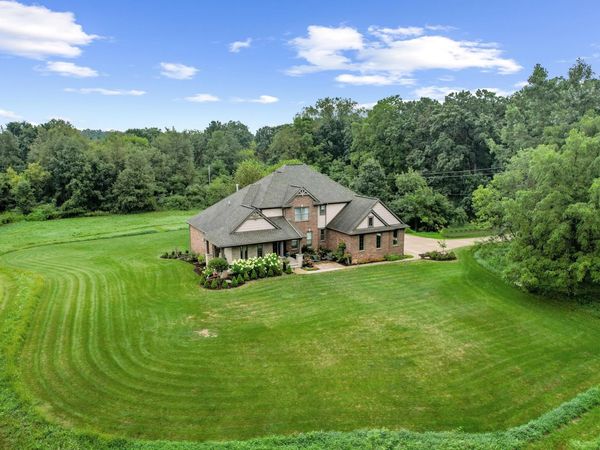 575 E Maple Road, Milford, MI 48381