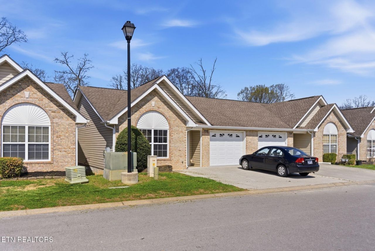 729 Graham Way, Knoxville, TN 37912 Main Photo