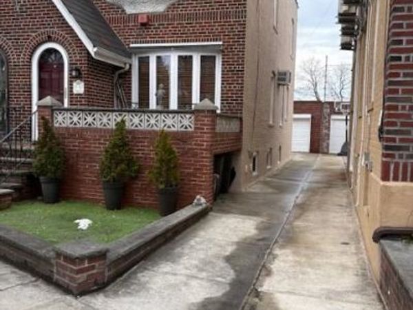 7547 Furmanville Avenue , Middle Village, NY 11379