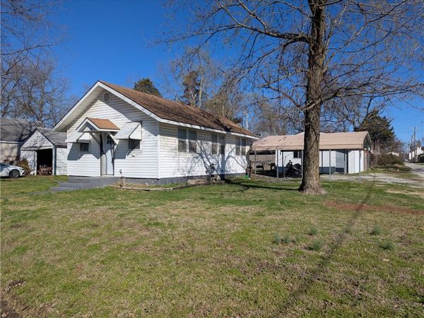 104 W 3rd Street , Gentry, AR 72734