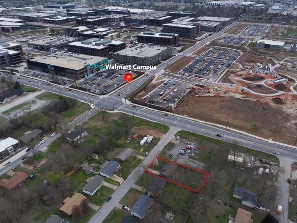 1004 SE 11th Street , Bentonville, AR 72712