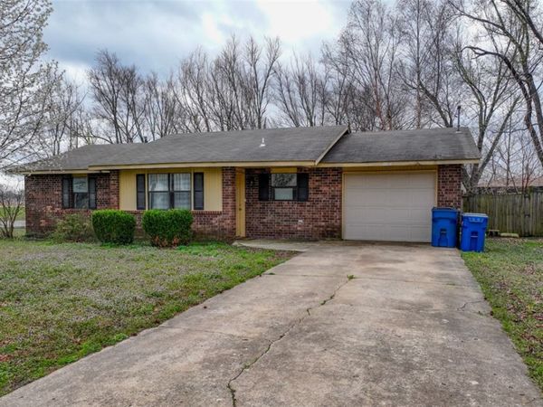 1004 SE 11th Street, Bentonville, AR 72712