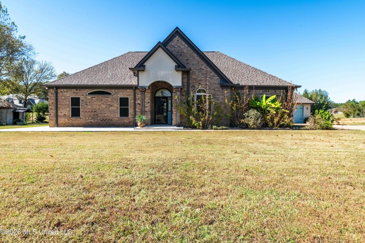 196 S Moore Crossing, Byhalia, MS 38611 Main Photo