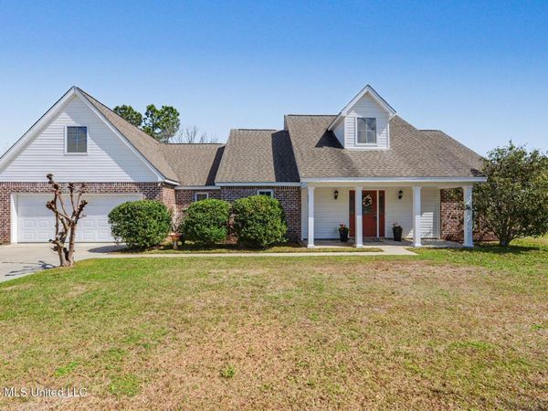 628 N Central Avenue, Waveland, MS 39576