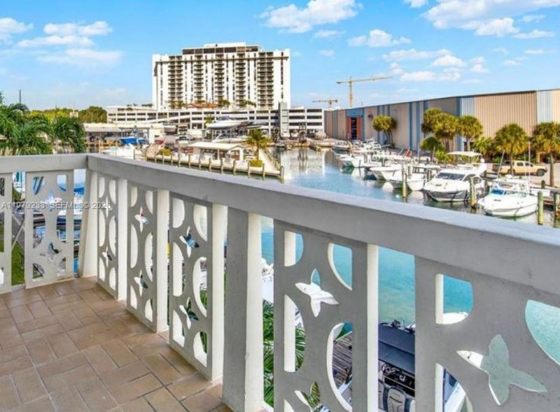 13155 Ixora Ct, Unit 310, North Miami, FL 33181 Photo