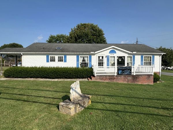 734 Maplewood Ave, Lewisburg, WV 24901