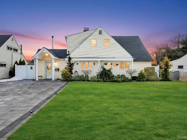 54 Abbot Lane , Hicksville, NY 11801