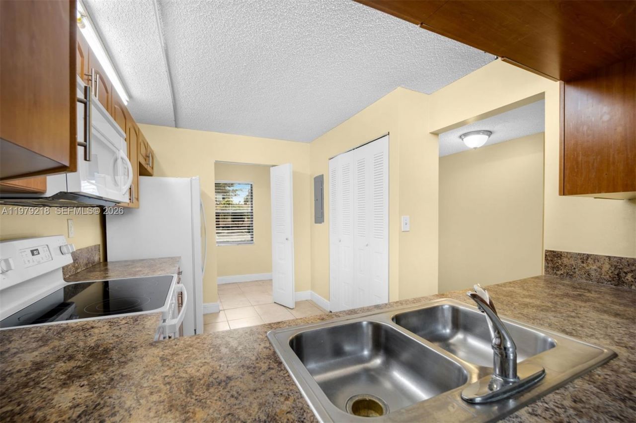 35 Cortez Way , Unit 1-43, Davie, FL 33324 Photo