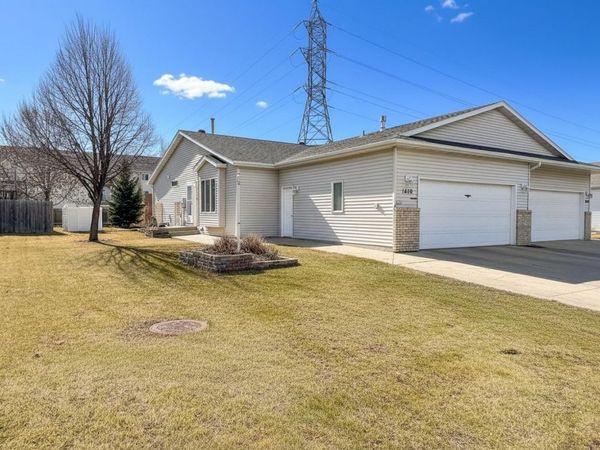 1610 Suntree Drive , West Fargo, ND 58078