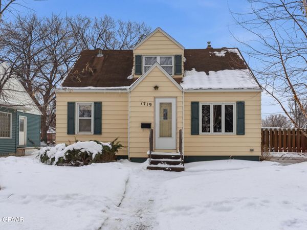 1719 2ND Avenue N, Grand Forks, ND 58203