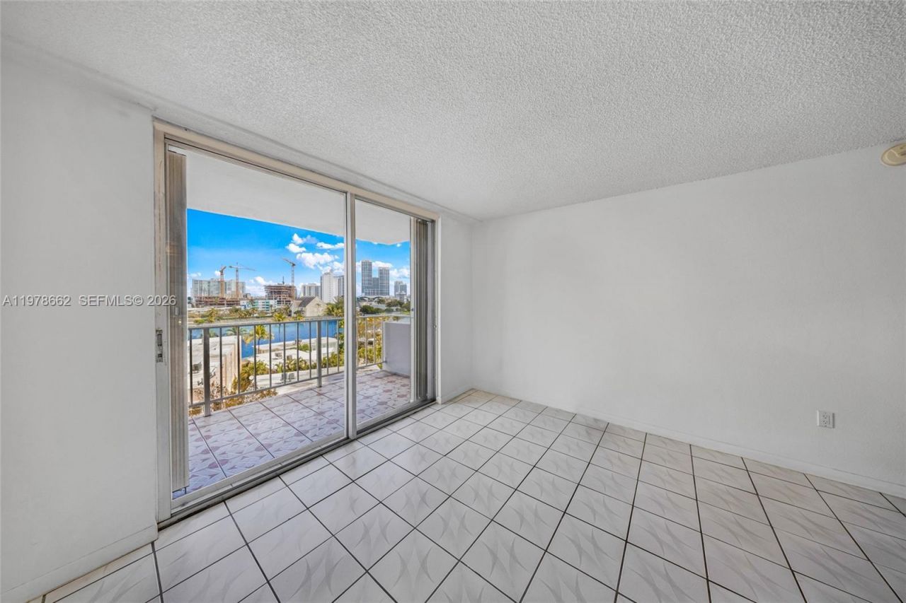 6900 Bay Dr , Unit 7E, Miami Beach, FL 33141 Photo