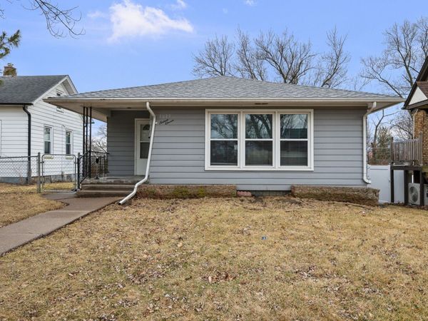 1611 E High Street , Davenport, IA 52803