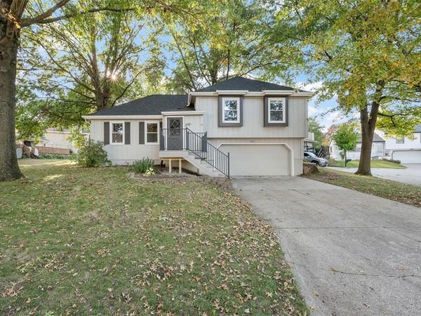 717 Heatherwood Drive, West Des Moines, IA 50265