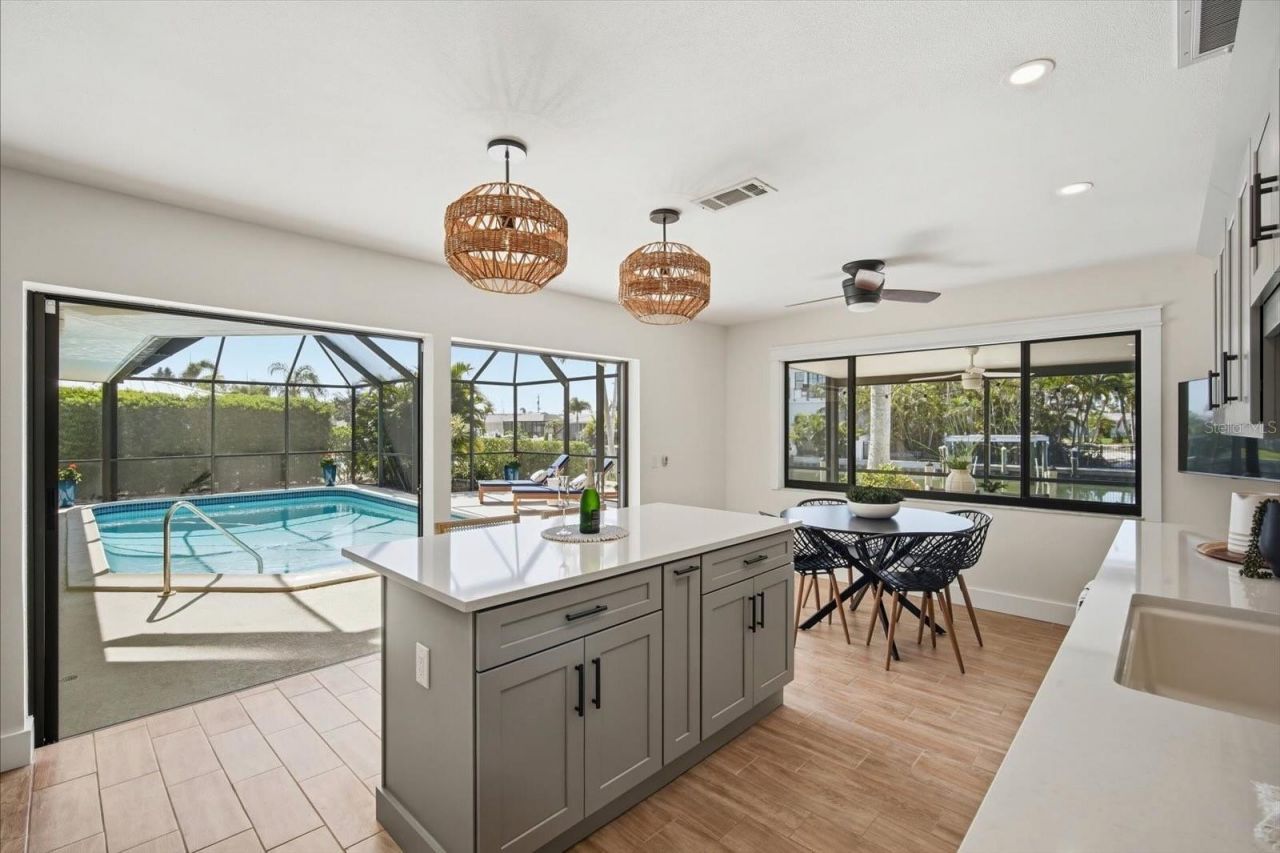 608 Gladstone Lane, Holmes Beach, FL 34217 Photo