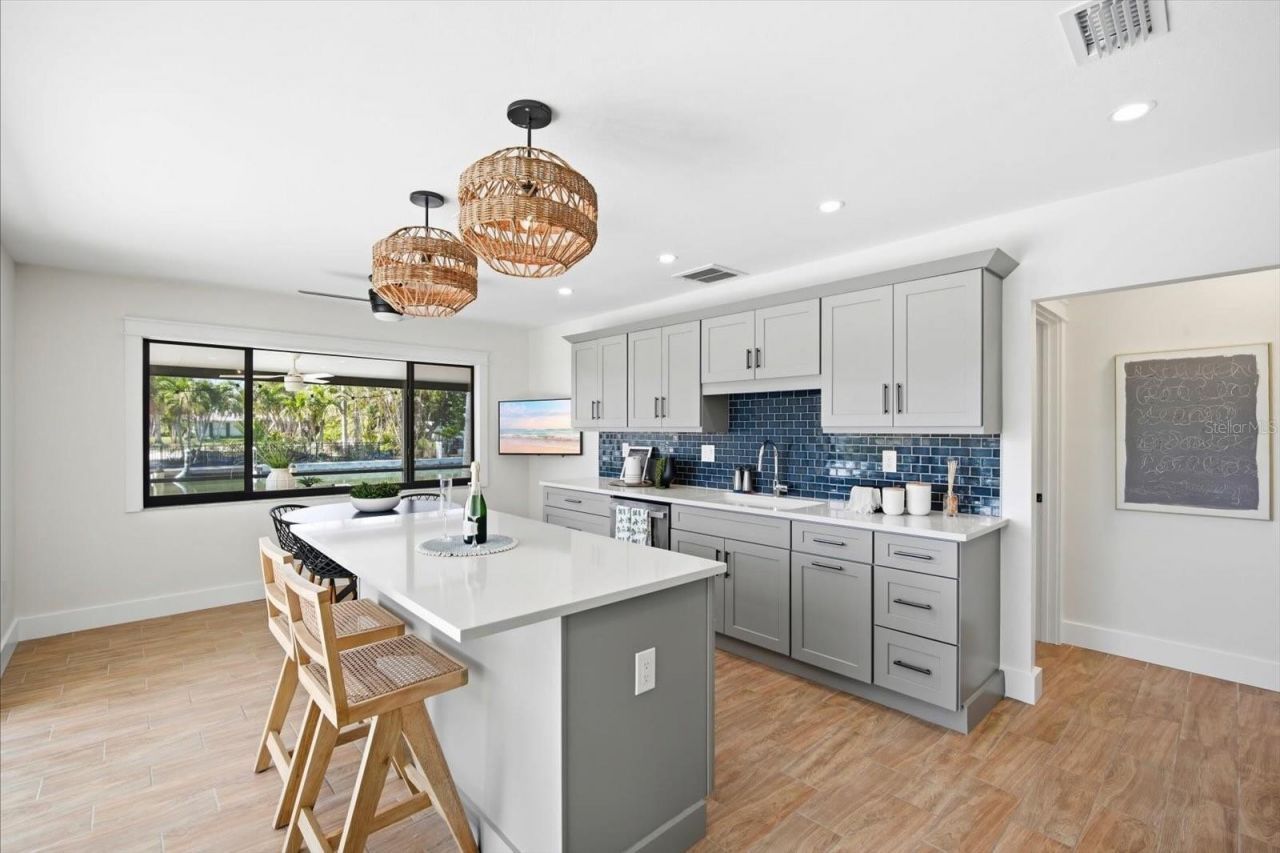 608 Gladstone Lane, Holmes Beach, FL 34217 Photo