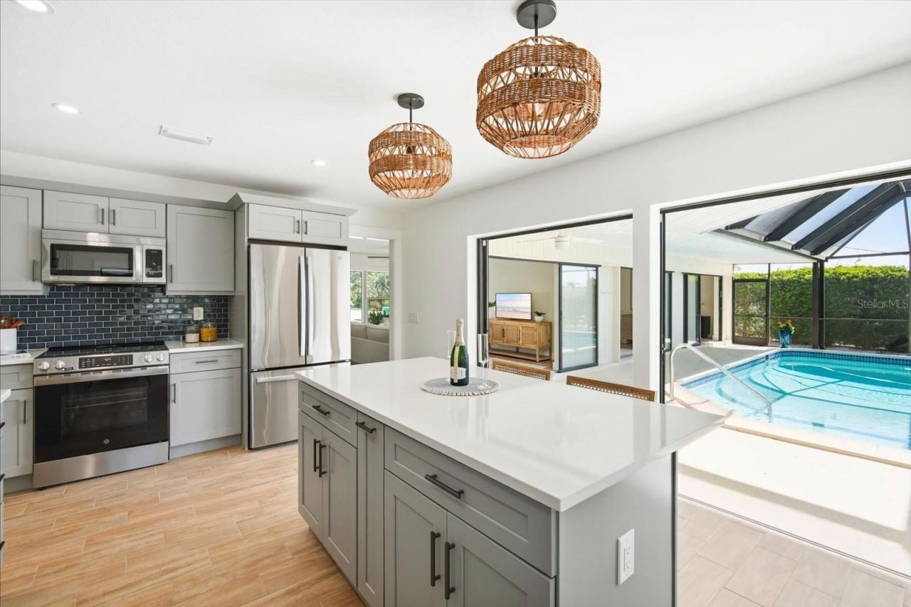 608 Gladstone Lane, Holmes Beach, FL 34217 Photo